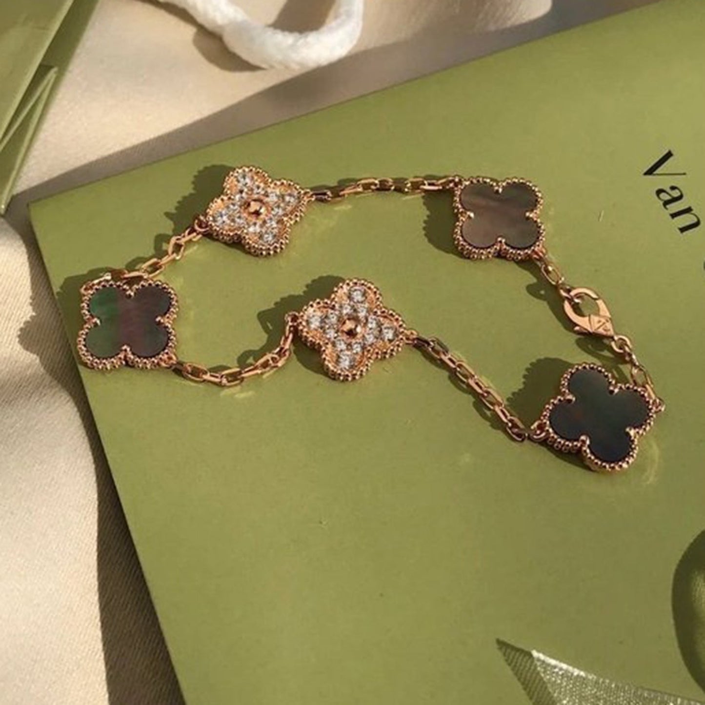 [BLUE TEARS] CLOVER 5 MOTIF GRAY MOP BRACELET COLLECTION