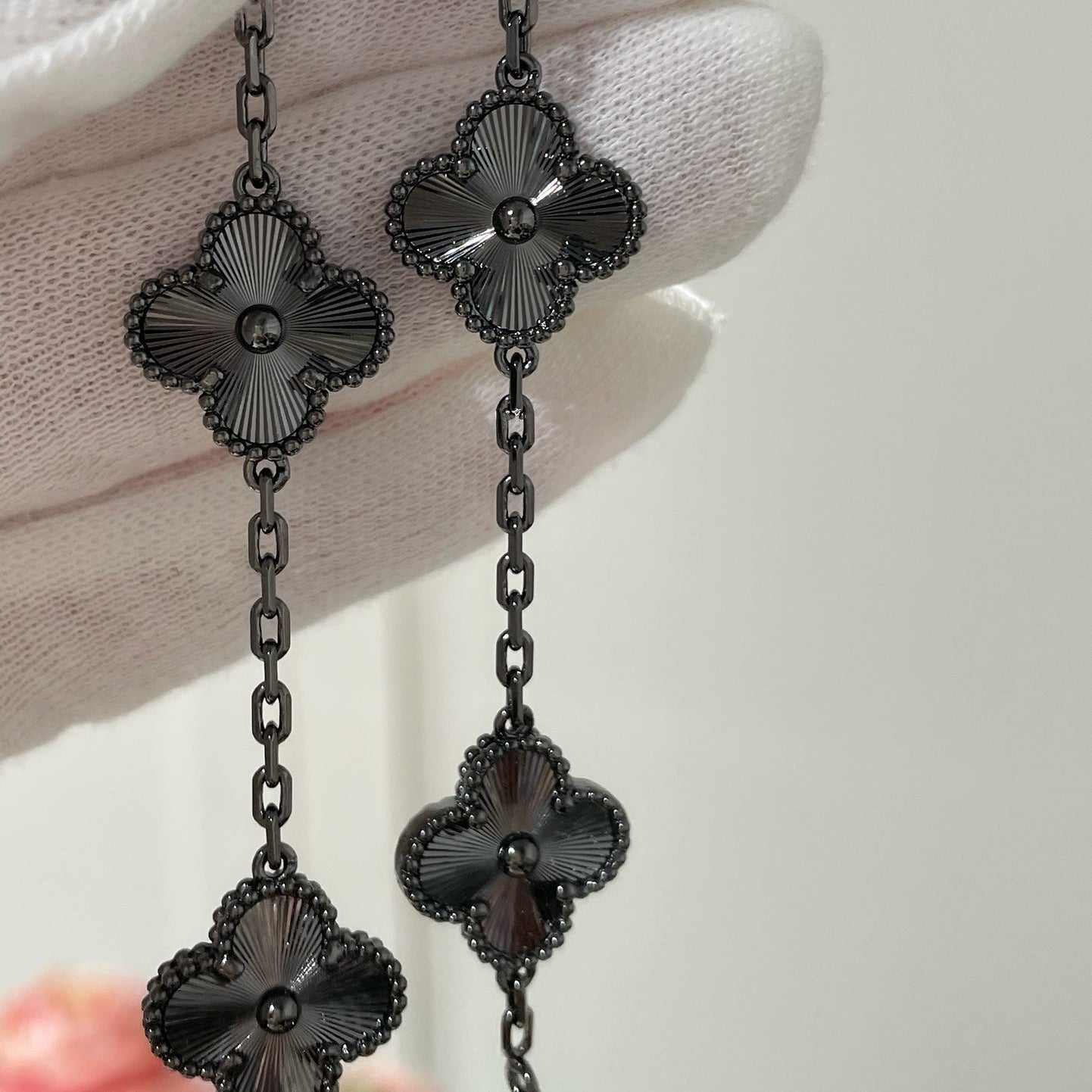 [BLUE TEARS]CLOVER 5 MOTIF BLACK BRACELET