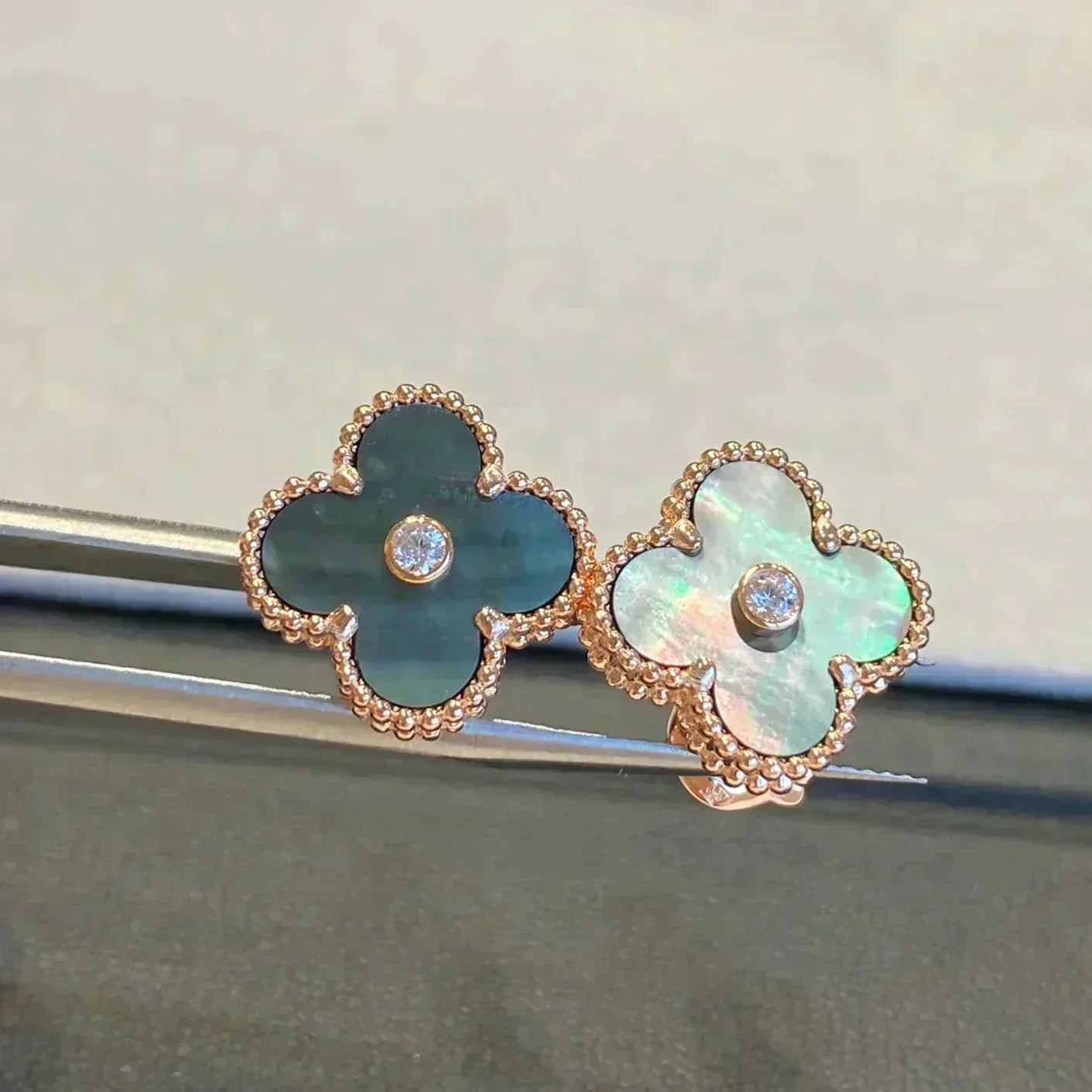 [BLUE TEARS]CLOVER MEDIUM 1 MOTIFS GRAY MOP  DIAMOND EARRINGS