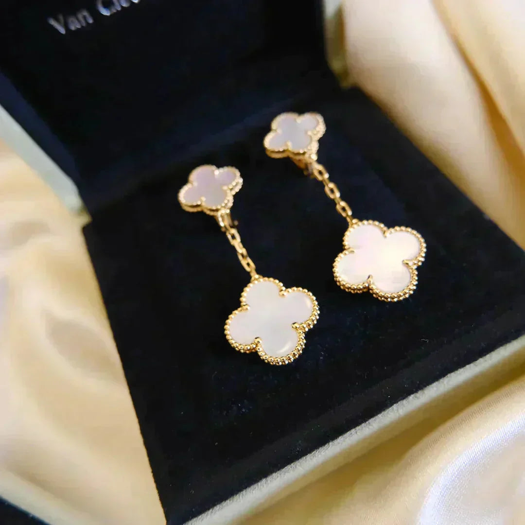 [BLUE TEARS]CLOVER 2 MOTIF WHITE MOP EARRINGS