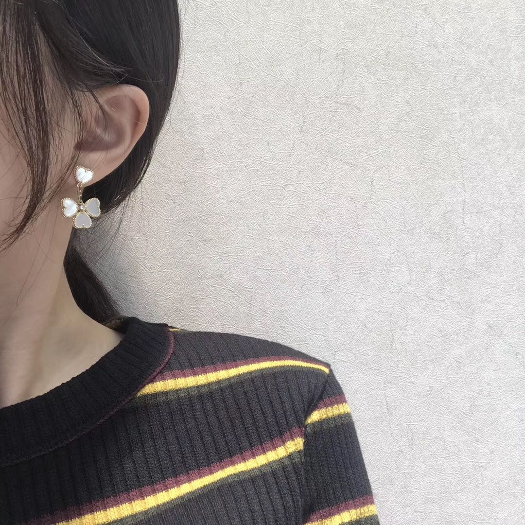 [BLUE TEARS]CLOVER SWEET WHITE MOP EARRINGS