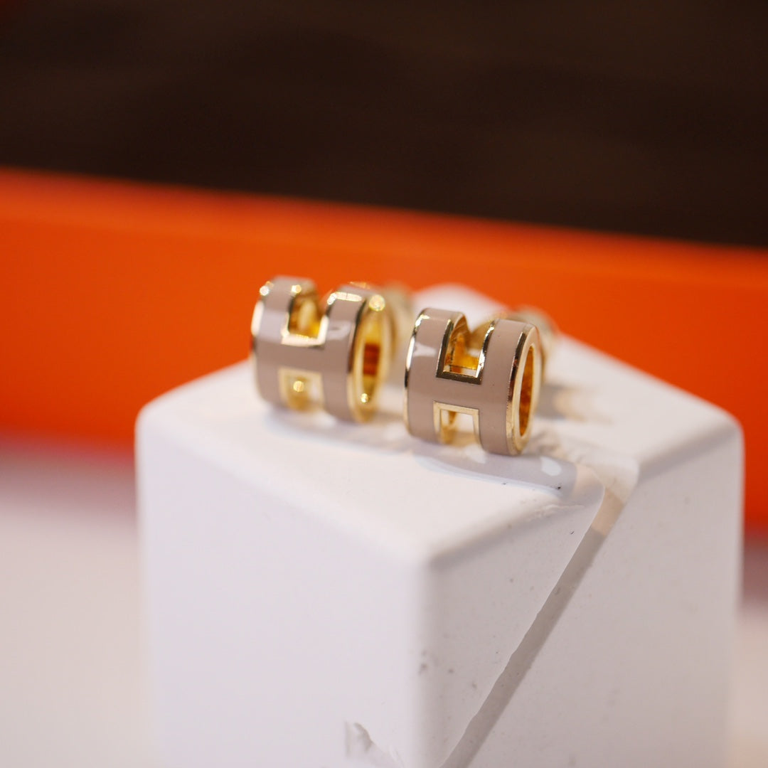 [BLUE TEARS]MINI POP H GOLD EARRINGS GREY