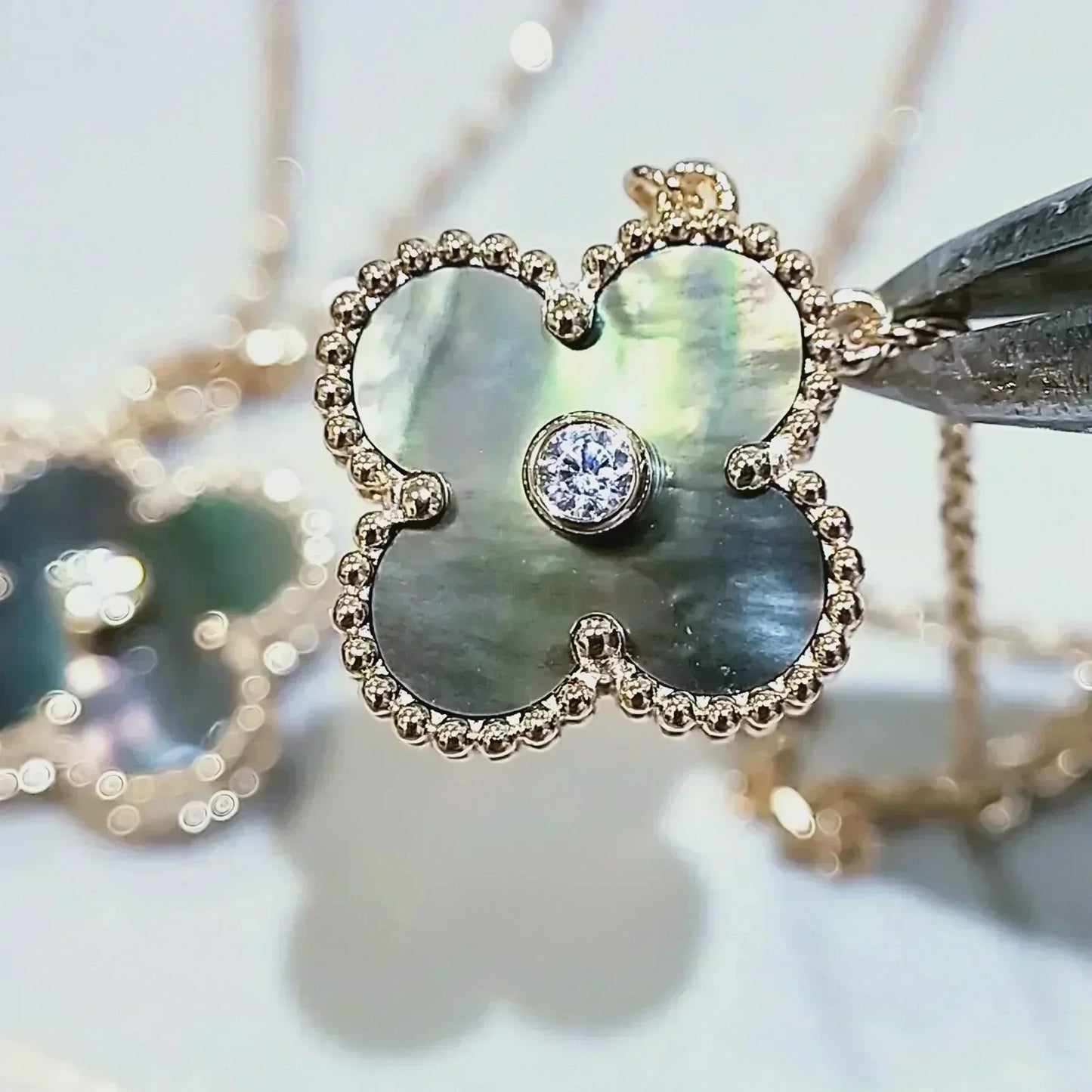 [BLUE TEARS]CLOVER 15MM DIAMOND AND MOTHER-OF-GREY NECKLACE