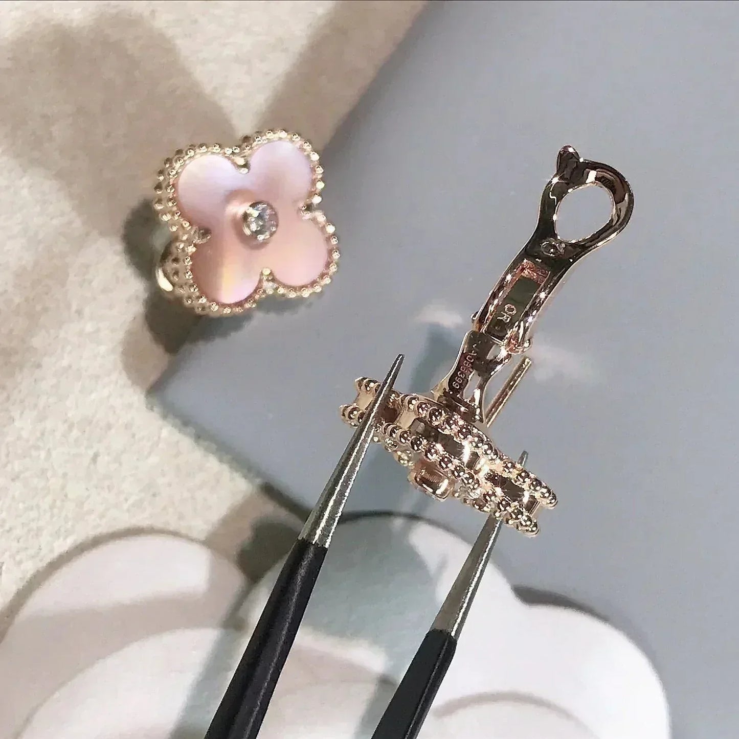 [BLUE TEARS]CLOVER MEDIUM 1 MOTIFS  PINK MOP DIAMOND EARRINGS