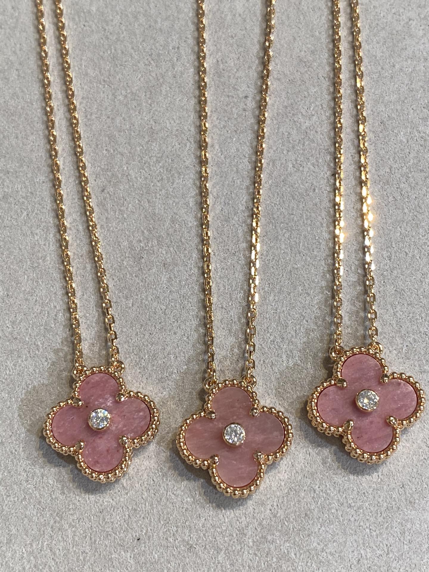 [BLUE TEARS]CLOVER 15MM DIAMOND RHODONITE NECKLACE
