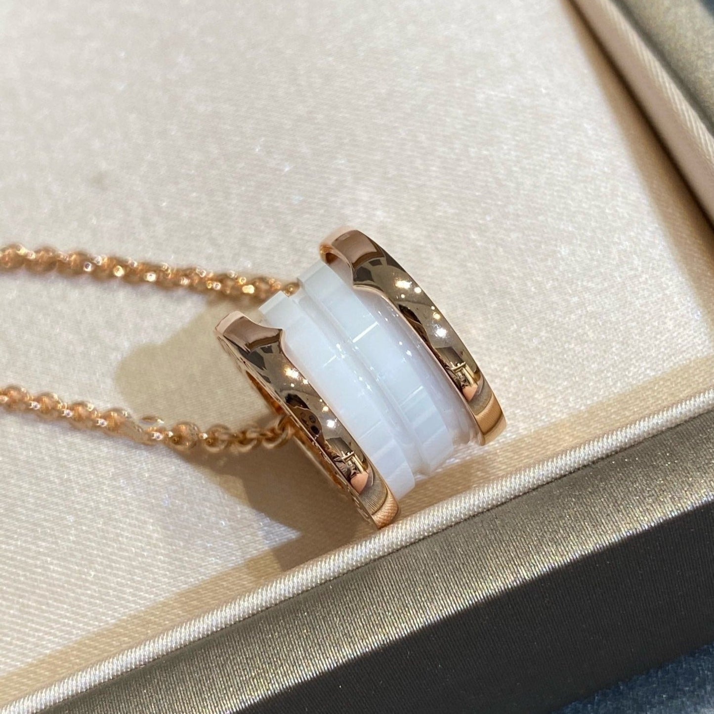 [BLUE TEARS]ZERO 1 WHITE CERAMIC PINK GOLD NECKLACE