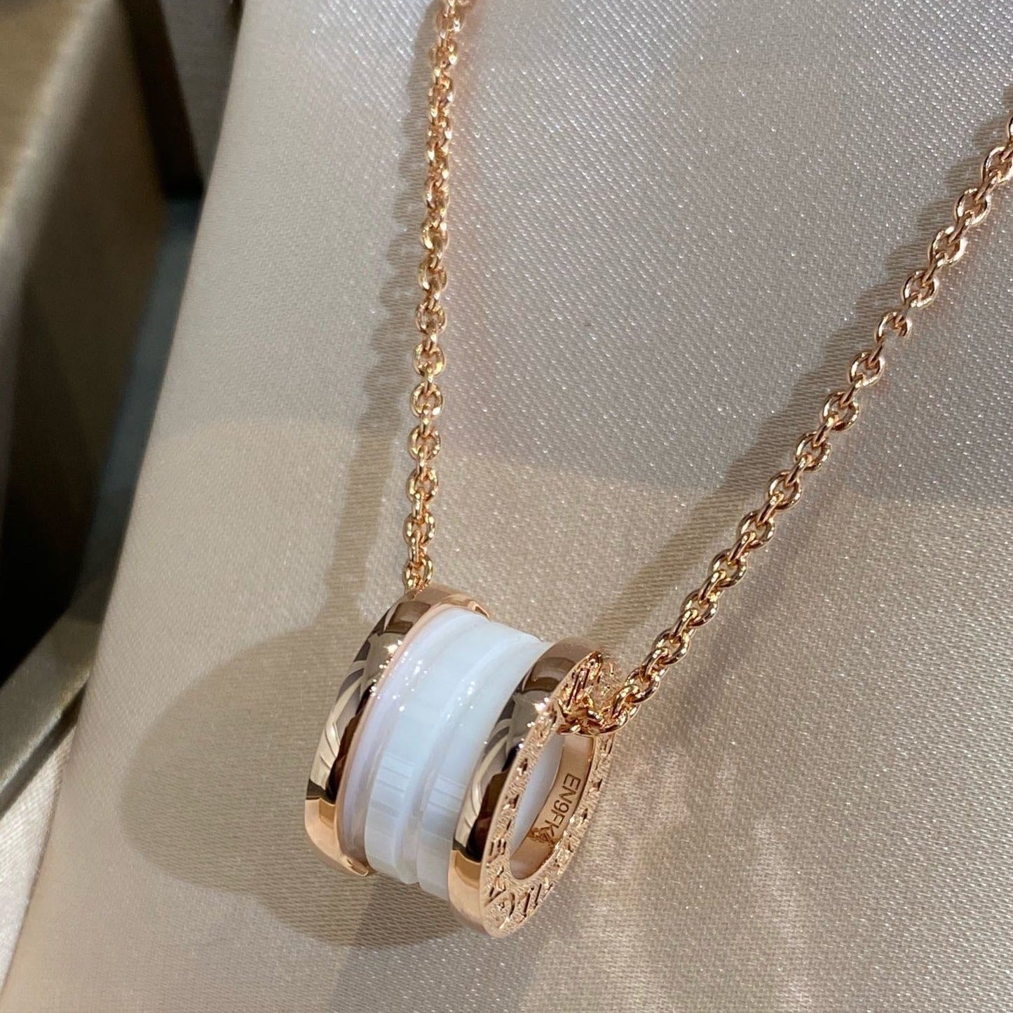 [BLUE TEARS]ZERO 1 WHITE CERAMIC PINK GOLD NECKLACE