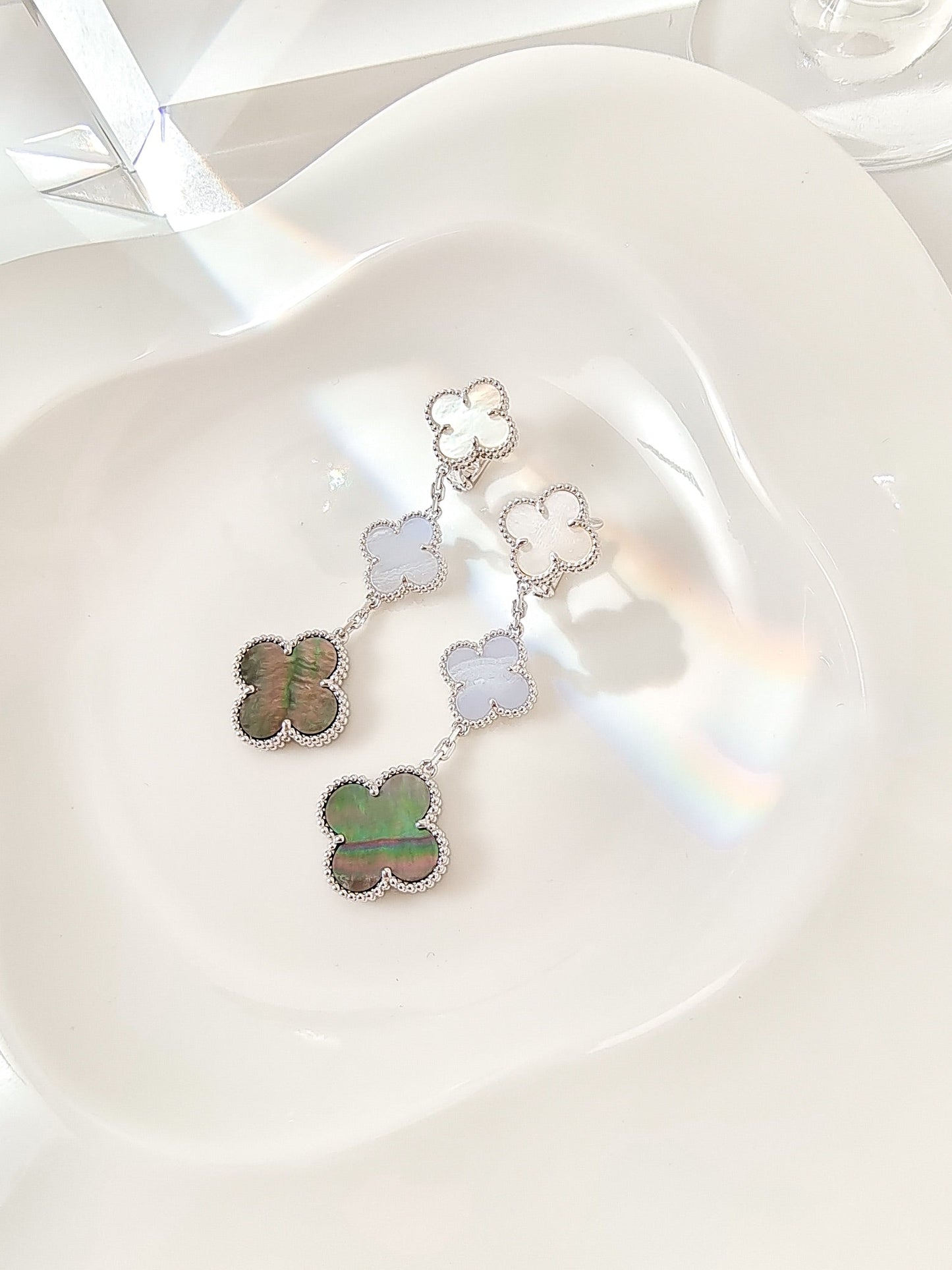 [BLUE TEARS]CLOVER 3 MOTIFS CHALCEDONY DARK MOP SILVER EARRINGS