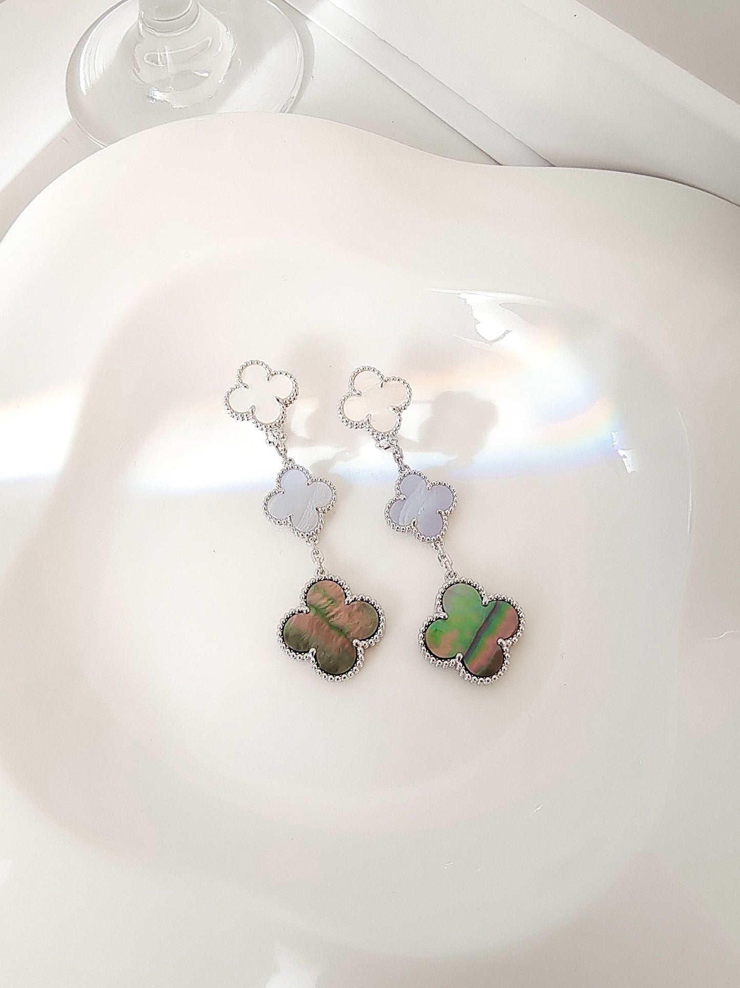 [BLUE TEARS]CLOVER 3 MOTIFS CHALCEDONY DARK MOP SILVER EARRINGS