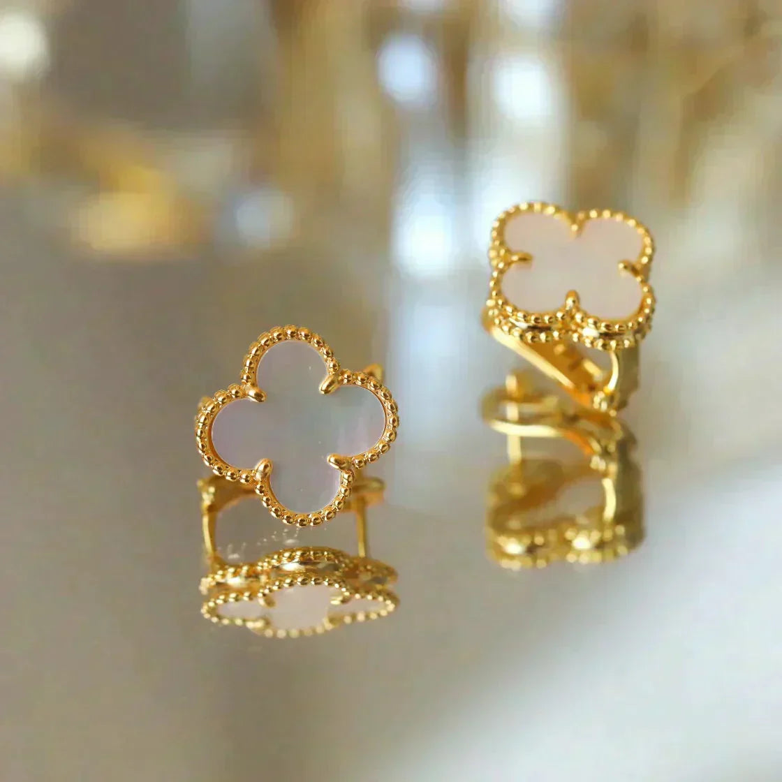 [BLUE TEARS]CLOVER MEDIUM 1 MOTIFS  WHITE MOP STUD EARRINGS