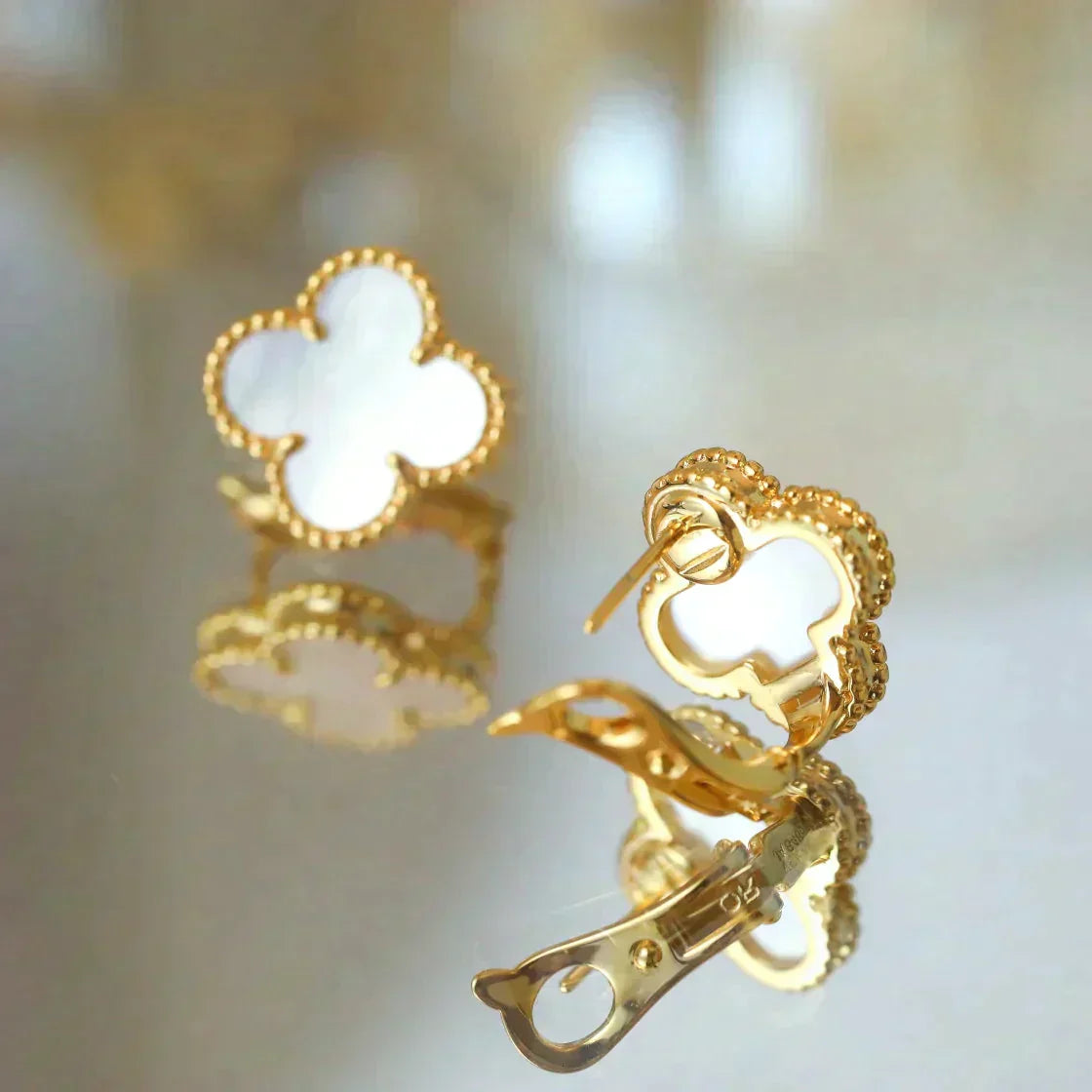 [BLUE TEARS]CLOVER MEDIUM 1 MOTIFS  WHITE MOP STUD EARRINGS