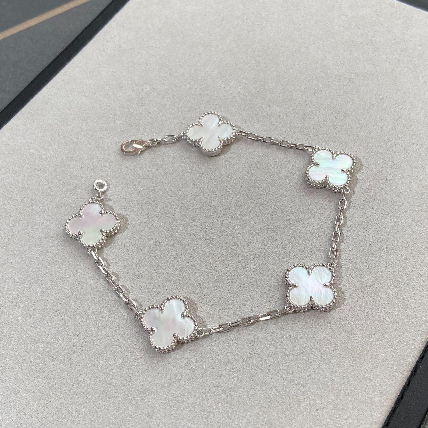 [BLUE TEARS]CLOVER WHITE PEARL MOP 5 MOTIF BRACELET COLLECTION