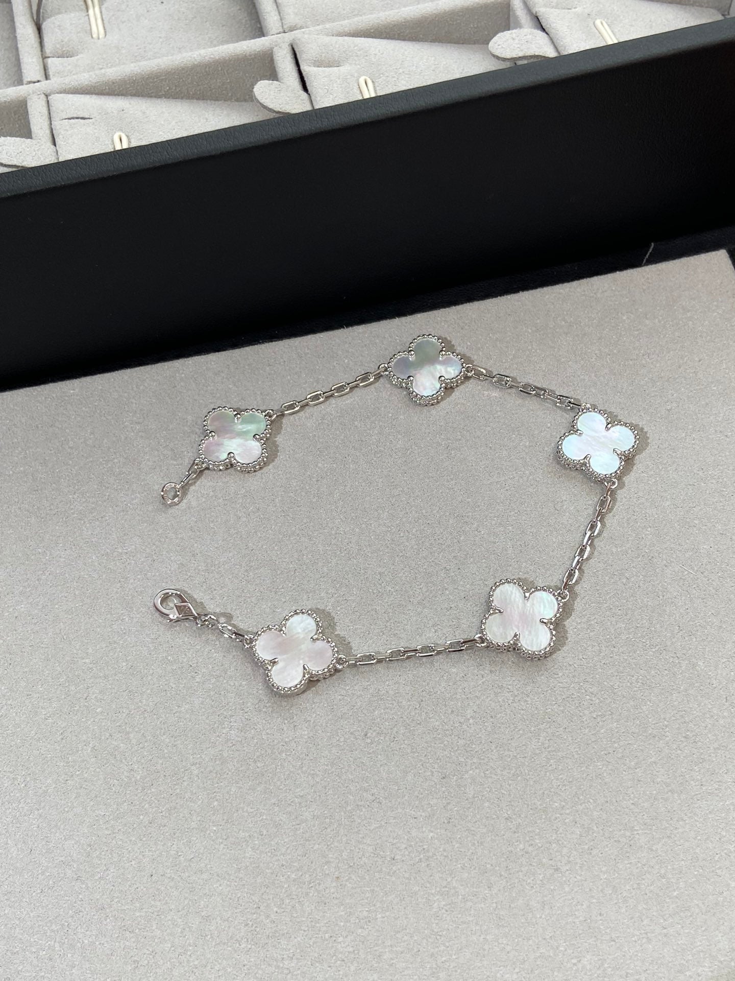 [BLUE TEARS]CLOVER SILVER MOP 5 MOTIF BRACELET