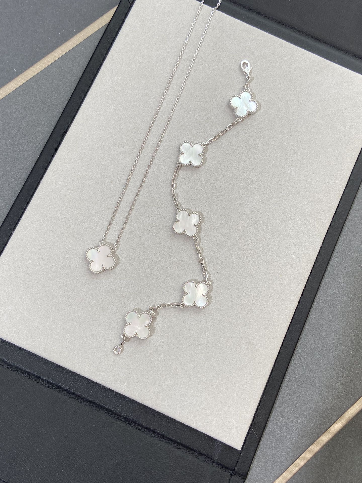[BLUE TEARS]CLOVER WHITE PEARL MOP 5 MOTIF BRACELET COLLECTION