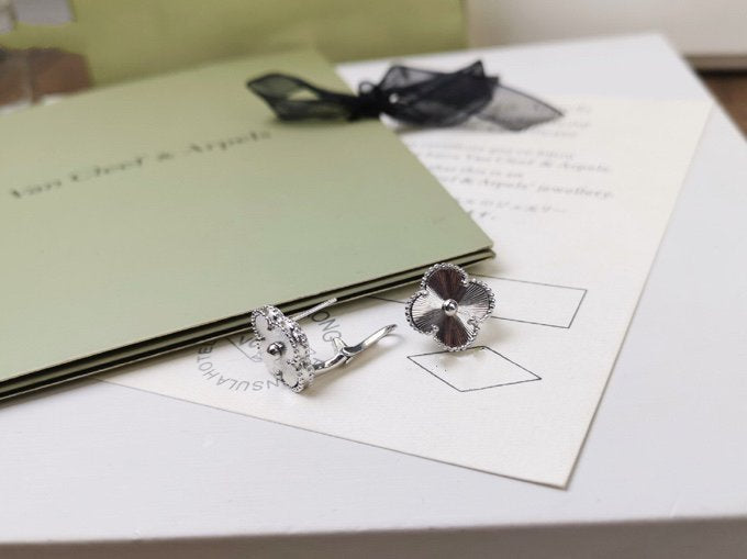 [BLUE TEARS]CLOVER MEDIUM STUD EARRINGS