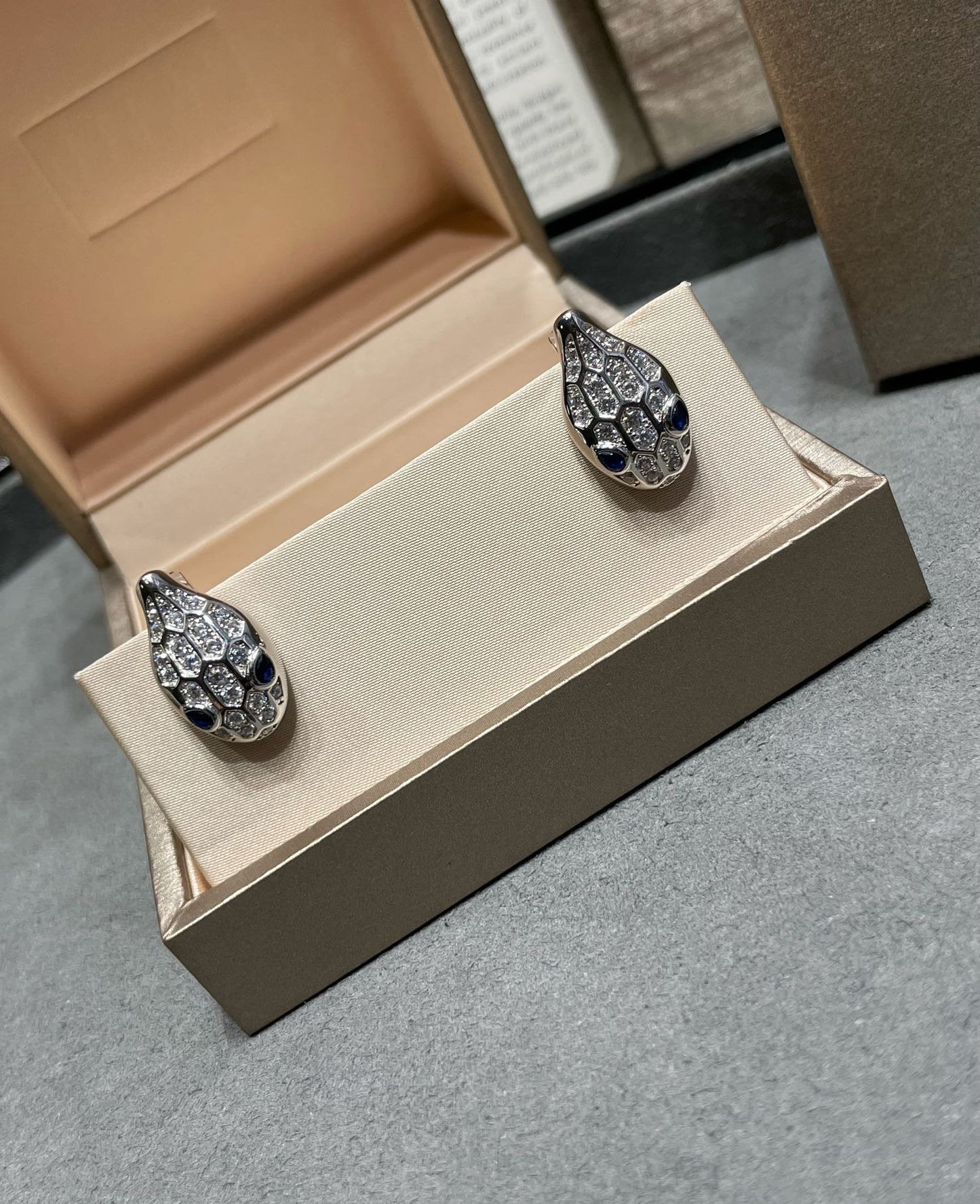 [BLUE TEARS]SERPENT DIAMOND STUD EARRINGS