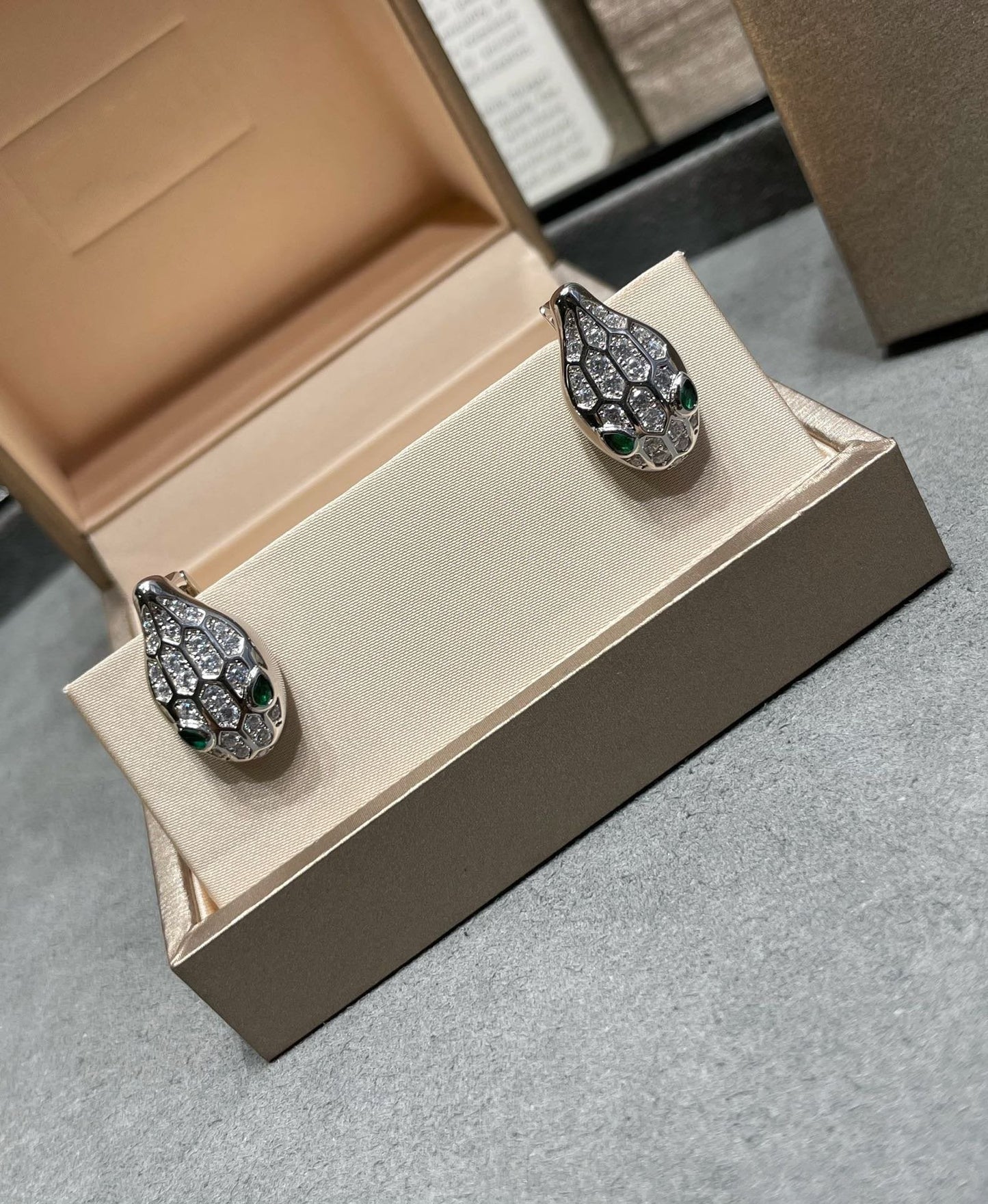 [BLUE TEARS]SERPENT DIAMOND STUD EARRINGS