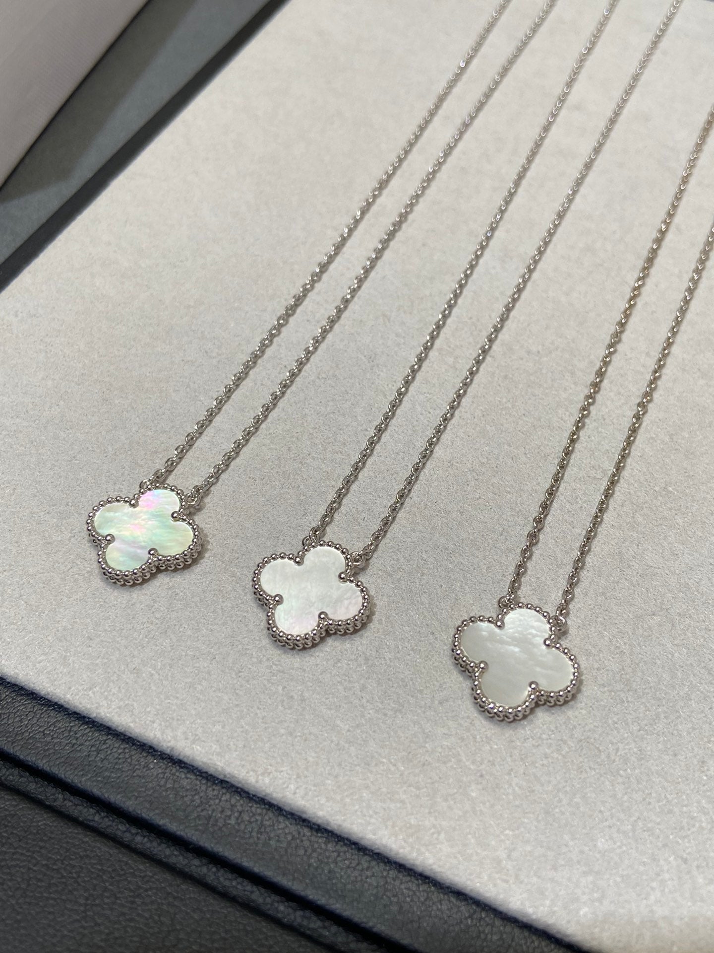 [BLUE TEARS]CLOVER MEDIUM SILVER WHITE MOP NECKLACE