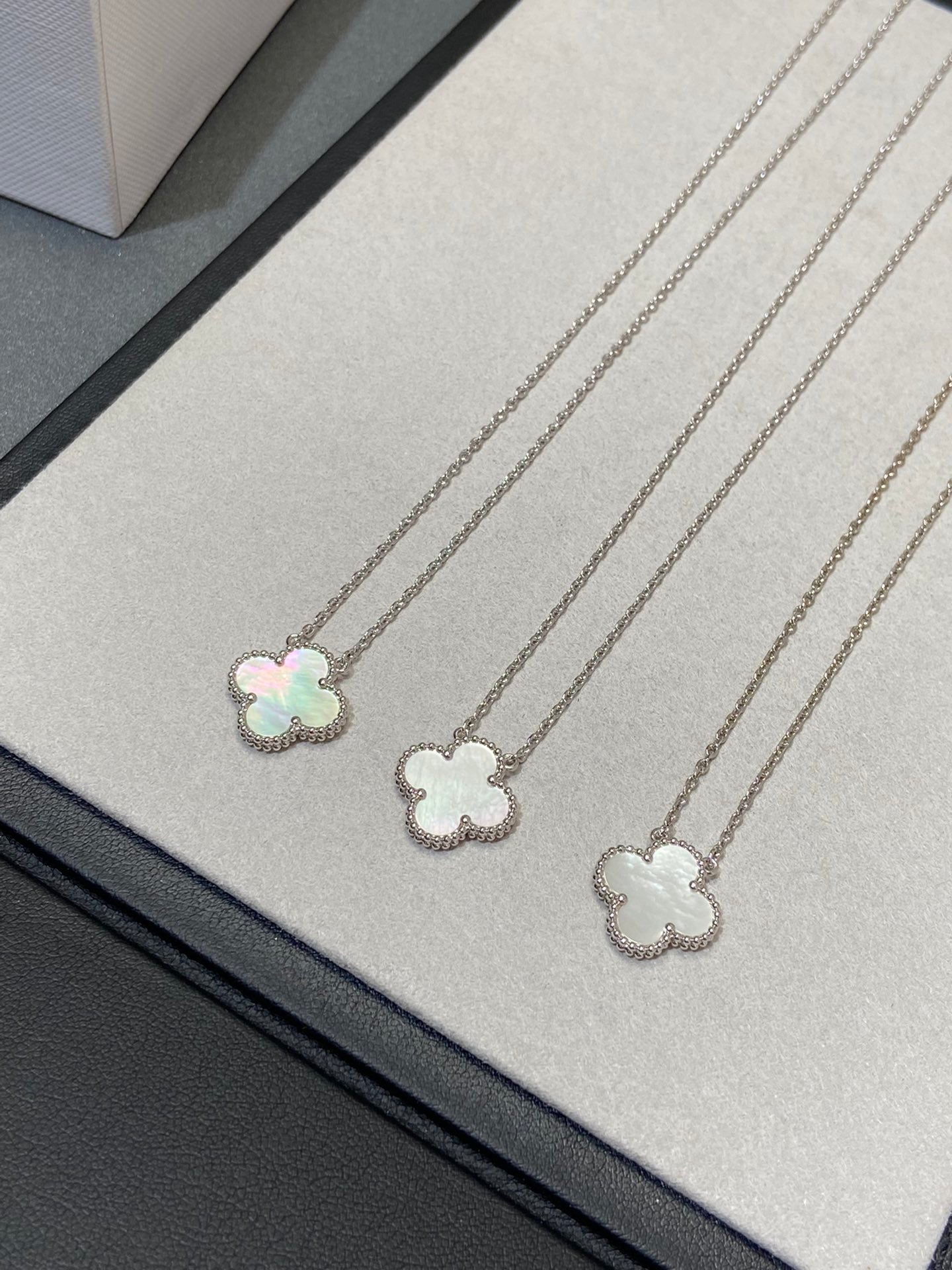 [BLUE TEARS]CLOVER MEDIUM SILVER WHITE MOP NECKLACE