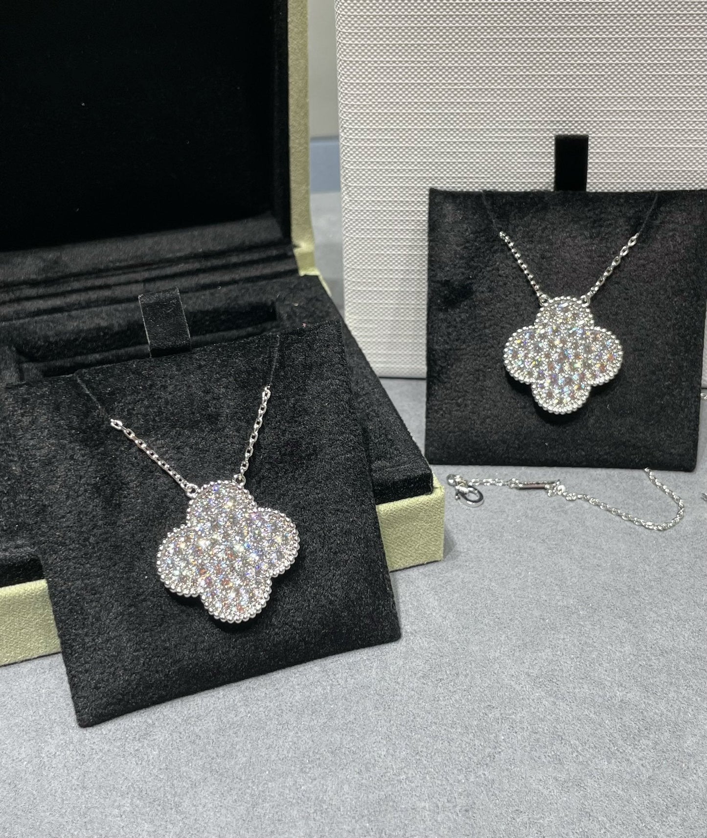 [BLUE TEARS]CLOVER 25MM LARGE PENDANT DIAMOND PAVED SILVER NECKLACE