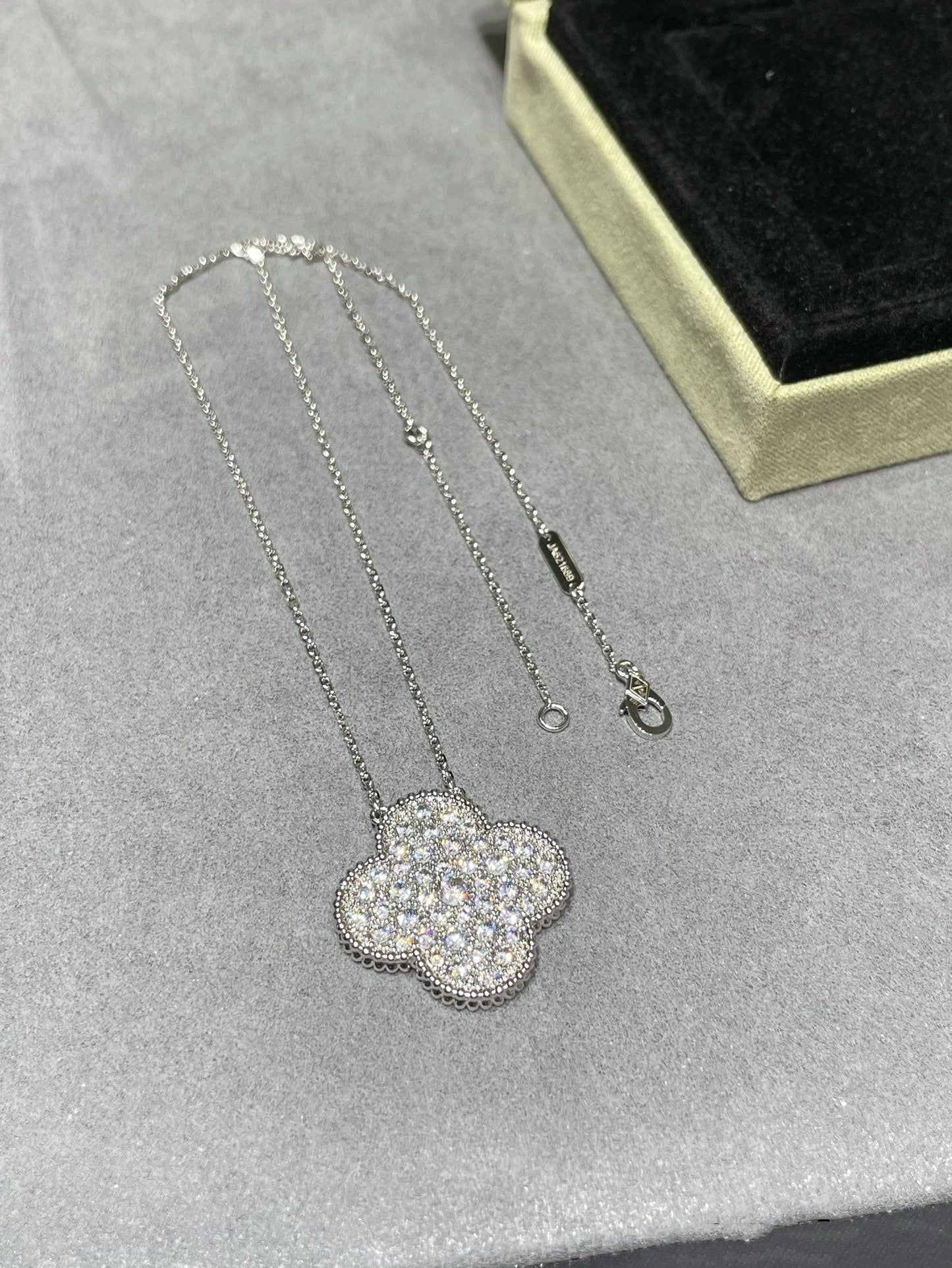 [BLUE TEARS]CLOVER 25MM LARGE PENDANT DIAMOND PAVED SILVER NECKLACE