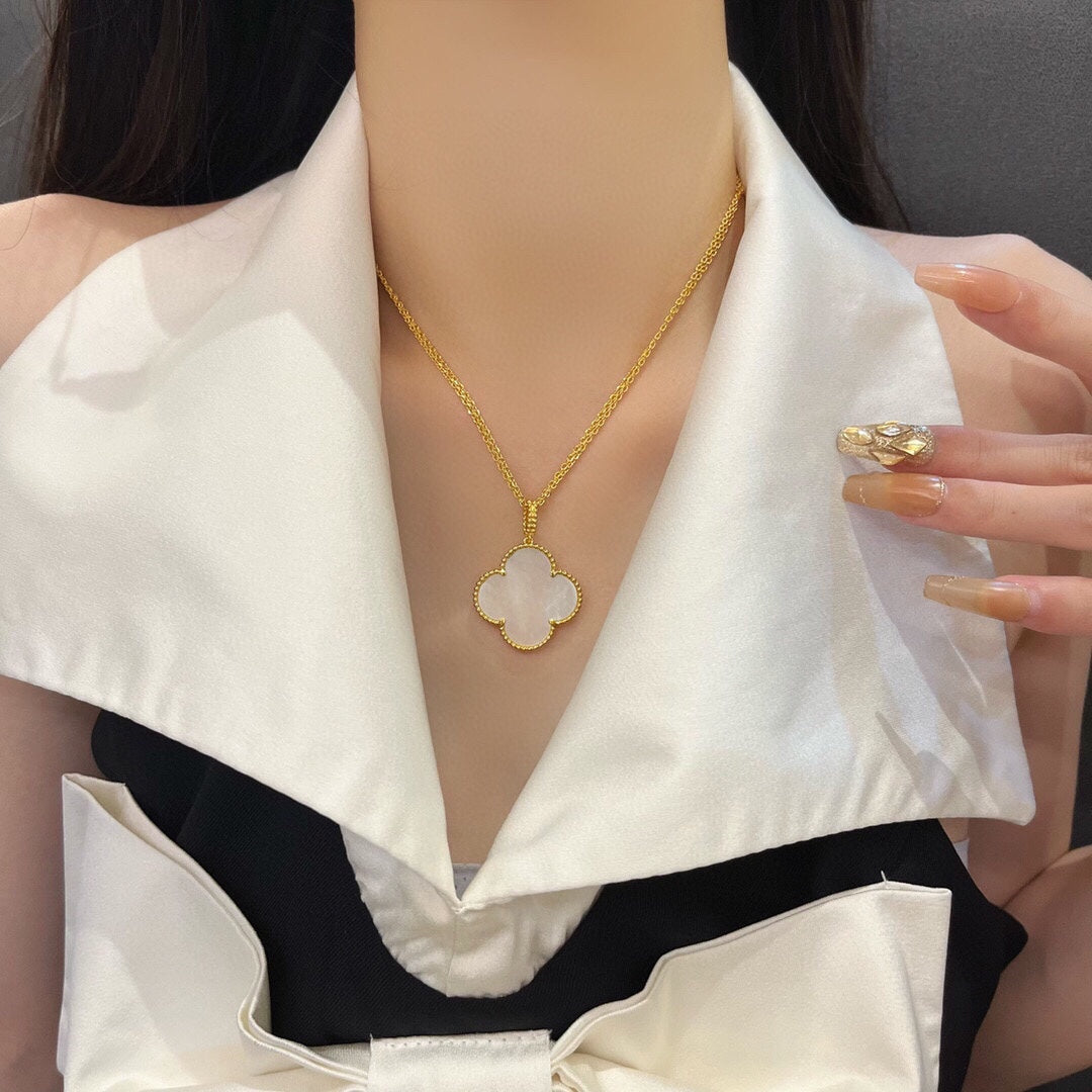 [BLUE TEARS]CLOVER 25MM MOP LARGE PENDANT NECKLACE