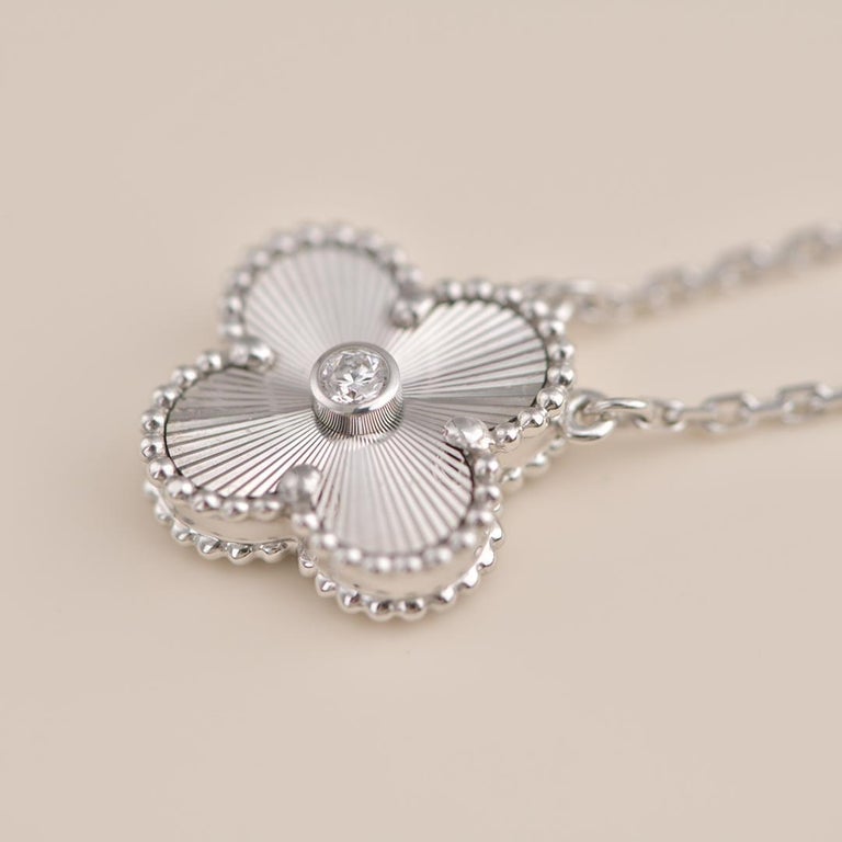 [BLUE TEARS]CLOVER  15MM DIAMOND LASER NECKLACE SILVER