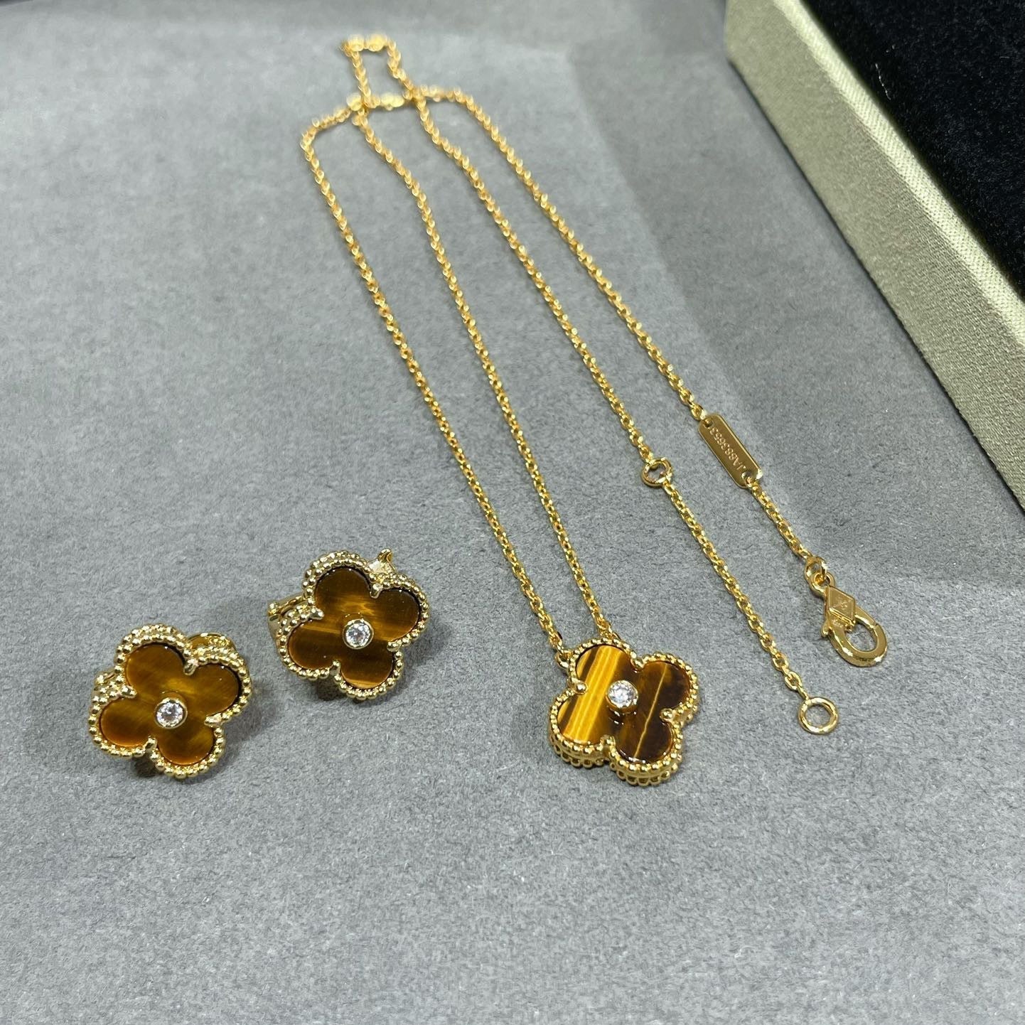 [BLUE TEARS]CLOVER 15MM DIAMOND AND YELLOW TIGER'S EYE AGATE necklace