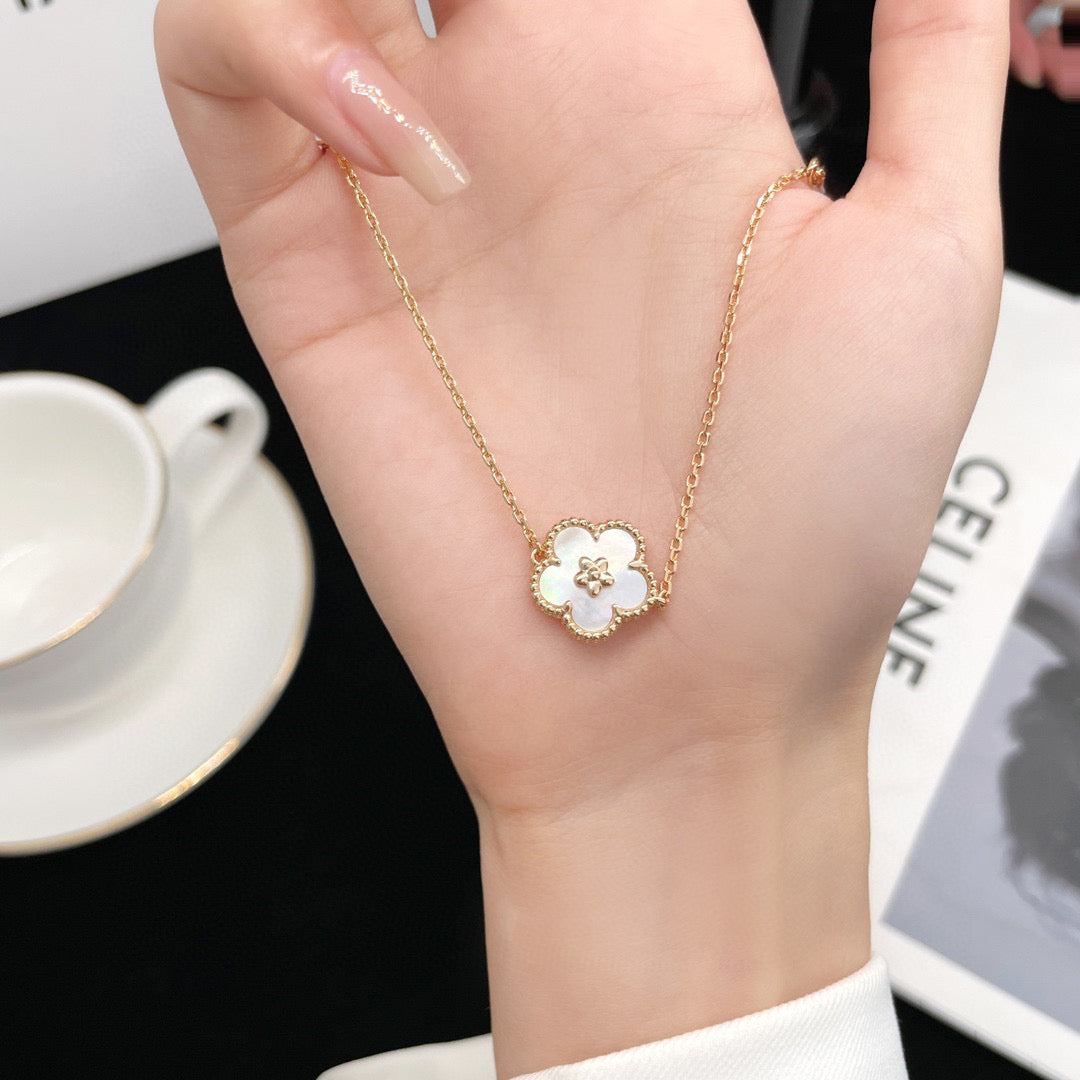 [BLUE TEARS]LUCKY WHITE MOP PLUM BLOSSOM  BRACELET