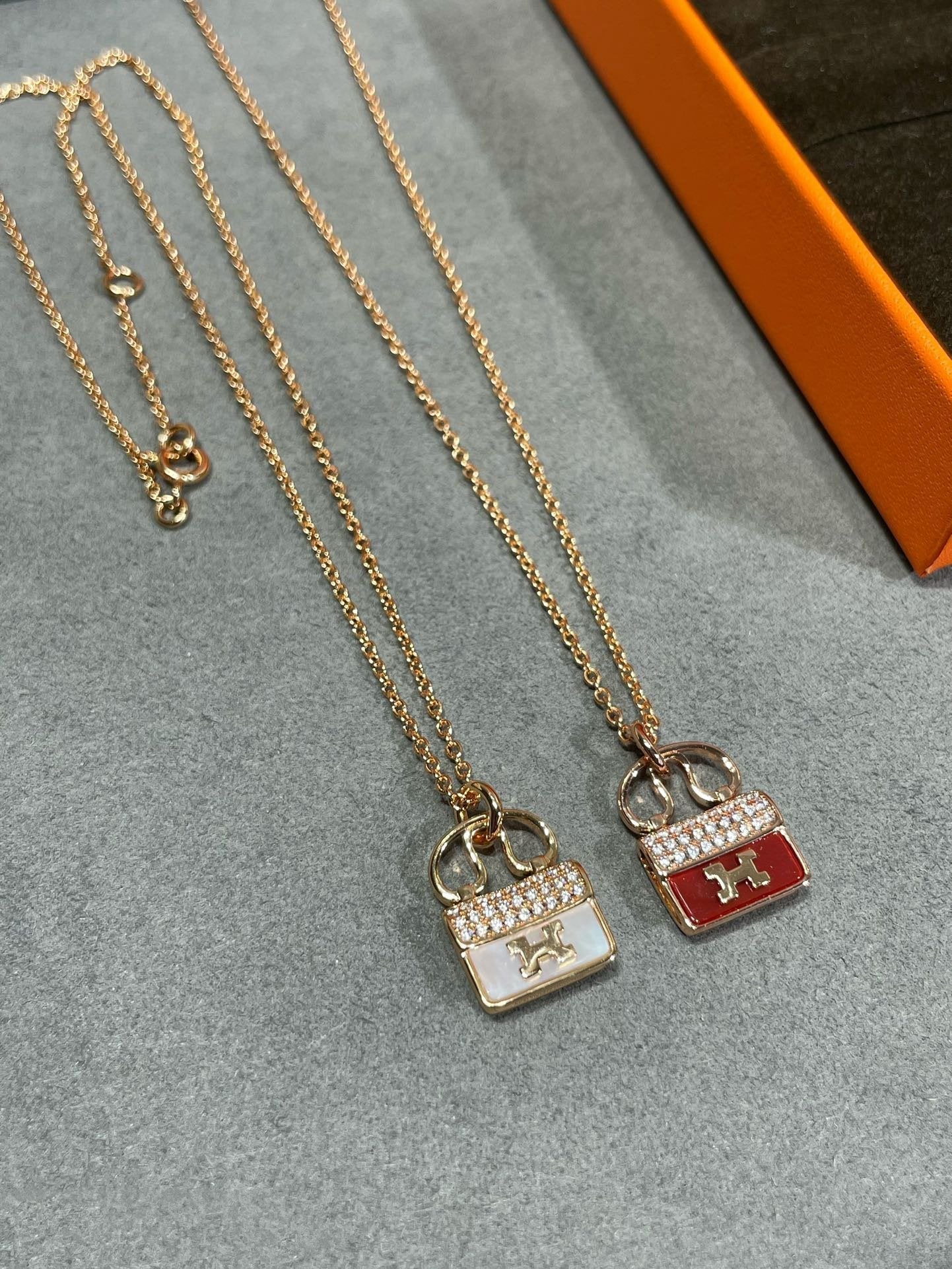 [BLUE TEARS]H CIRCE MOISSANITE PENDANT NECKLACE GOLD