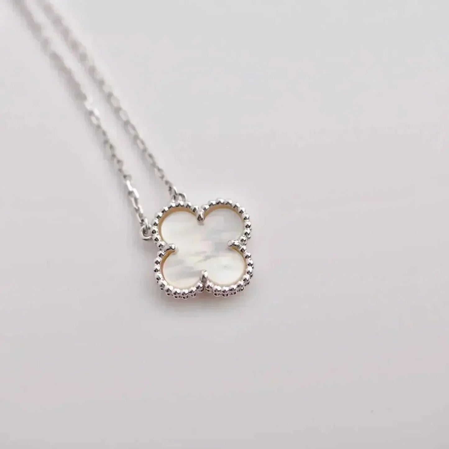 [BLUE TEARS]CLOVER  15MM WHITE MOTHER-OF-PEARL SILVER