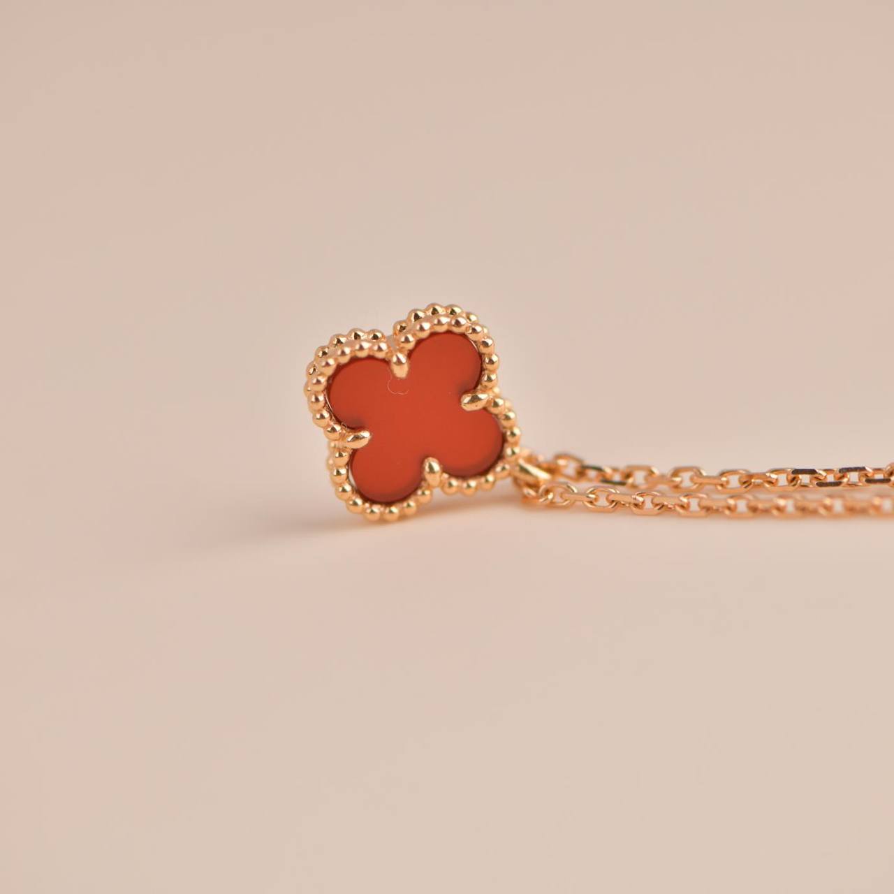 [BLUE TEARS]CLOVER MINI 9.5MM WHITE CARNELIANS NECKLACE